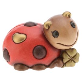 Coccinella piccola con quadrifoglio