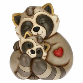 Waschbär Pepito Umarmung Mama mit Kind