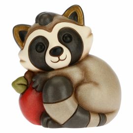 Waschbär Pepito schelmisch mit Apfel