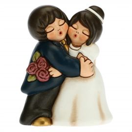 Coppia sposini abbracciati con bouquet