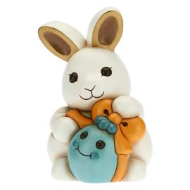 Hase Joy entzückt mit hellblauem Ei