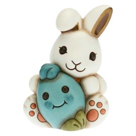 Hase Joy liebevoll mit hellblauem Ei