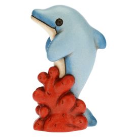 Süßer Delfin mit Koralle